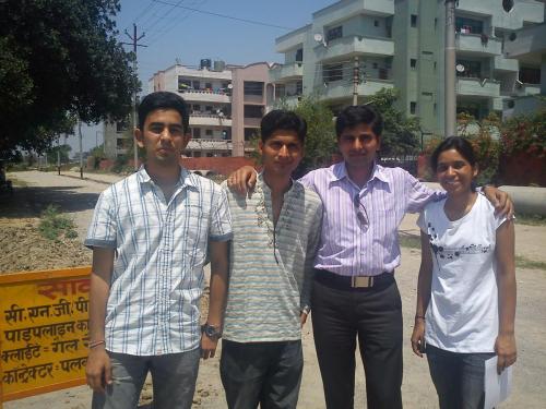 Avdhesh-With-Subharti-University B-Tech-Students-1 (1)